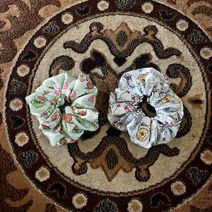 XL Christmas Winnie the Pooh/Grinch 2pk Scrunchies